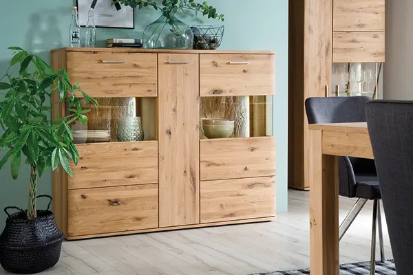 Moderne Kommode aus massiver Eiche mit Glas-Elementen und dekorativer Beleuchtung in einem stilvoll eingerichteten Esszimmer – natürliche Wohnideen, Massivholzmöbel, Eichenholz-Kommode, Stauraum & Design für Wohn- und Essbereich.